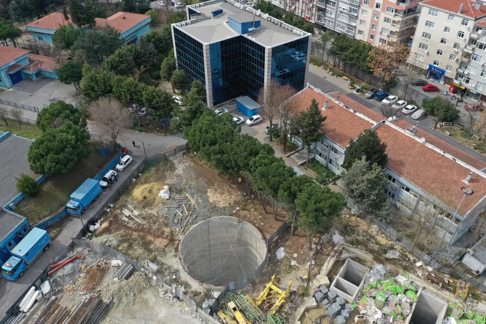 Aerial view of a construction site in Bahçelievler, İstanbul showcasing urban development.