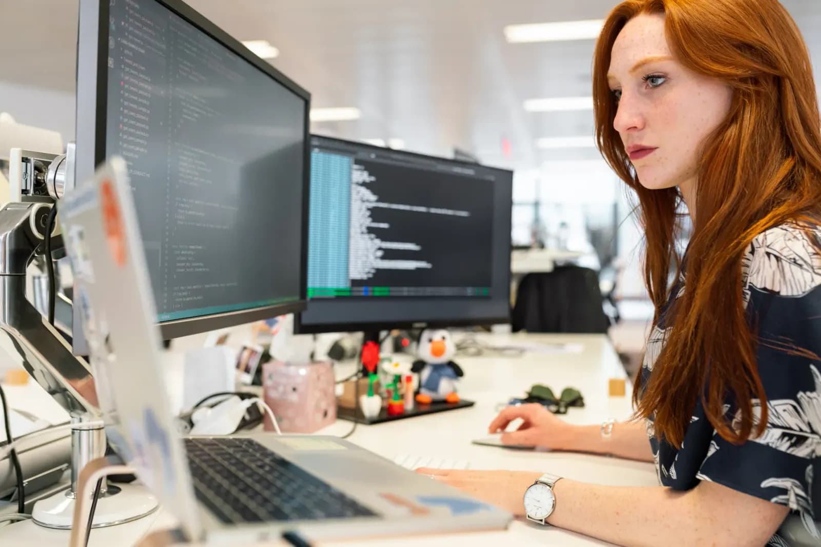 bilgisayar başında çalışan DevOps mühendisi, modern veri merkezi görselstrasyonu, yazılım geliştirme akışı ekranı