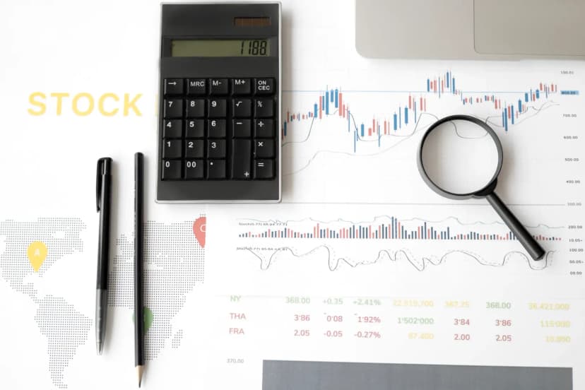 Bir bankacılık uzmanı, ofis ortamında bilgisayar ekranında finansal grafikleri incelerken