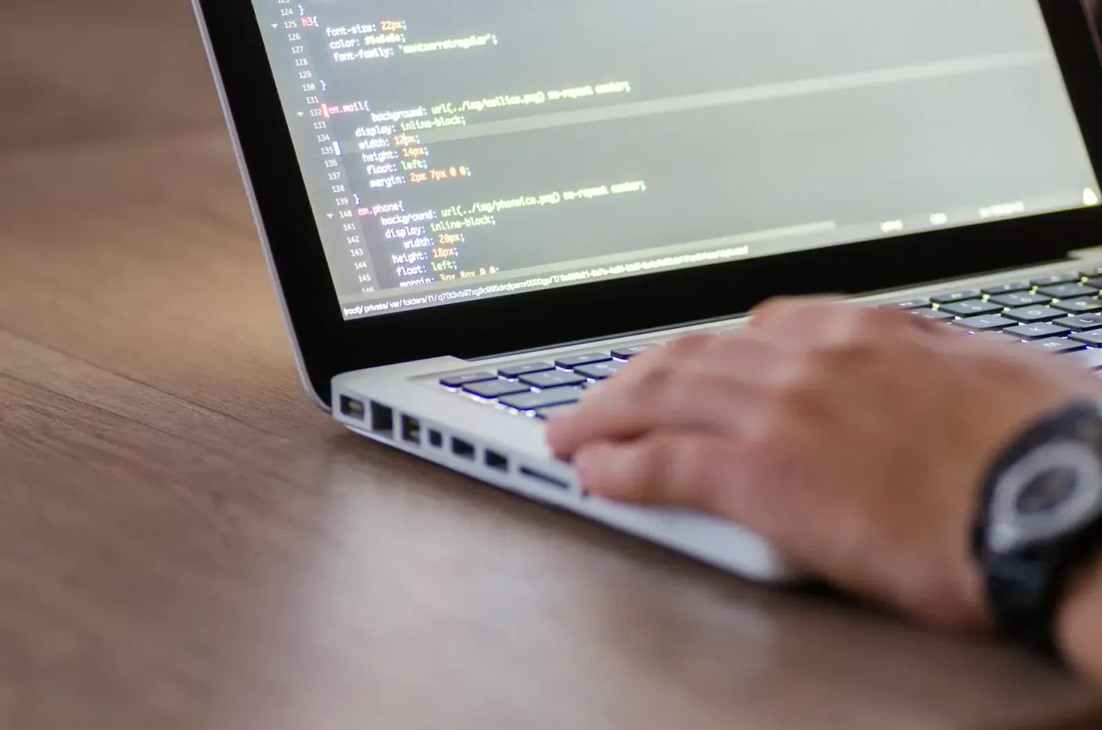 frontend geliştirici olmak konulu blog yazısının kapak görseli