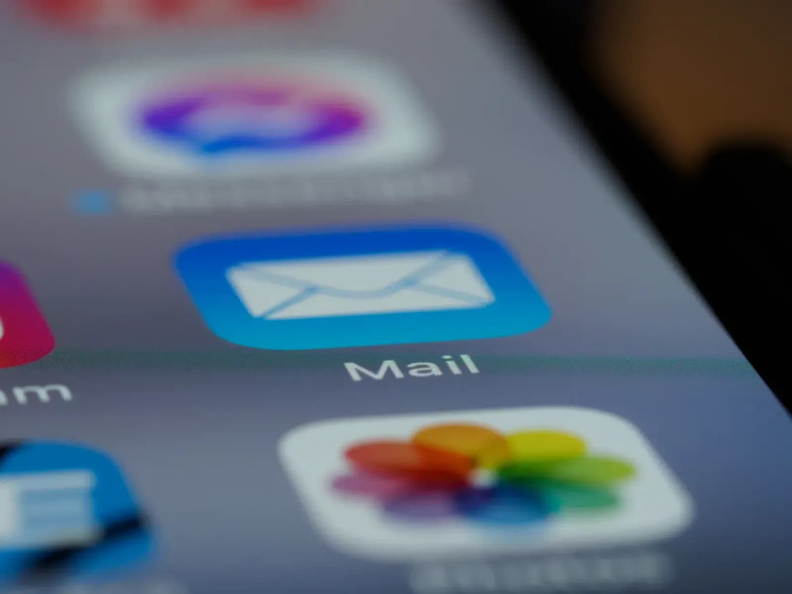 CV'de profesyonel e-posta konulu blog yazısının kapak görseli